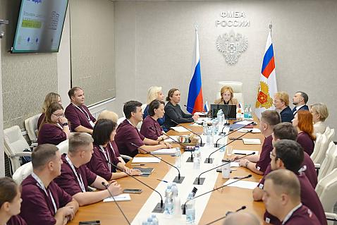 Вероника Скворцова и Татьяна Дьяконова заслушали предложения обучающей экспедиции по популяризации донорства среди молодежи